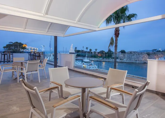 מלון Kosta Palace 4*