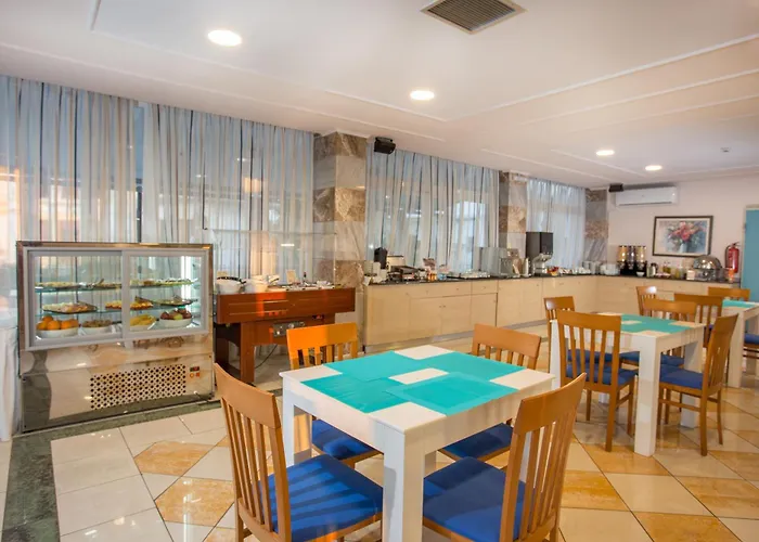 Kosta Palace מלון 4*
