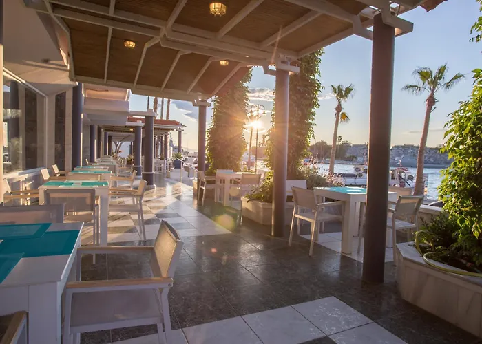 מלון Kosta Palace 4*