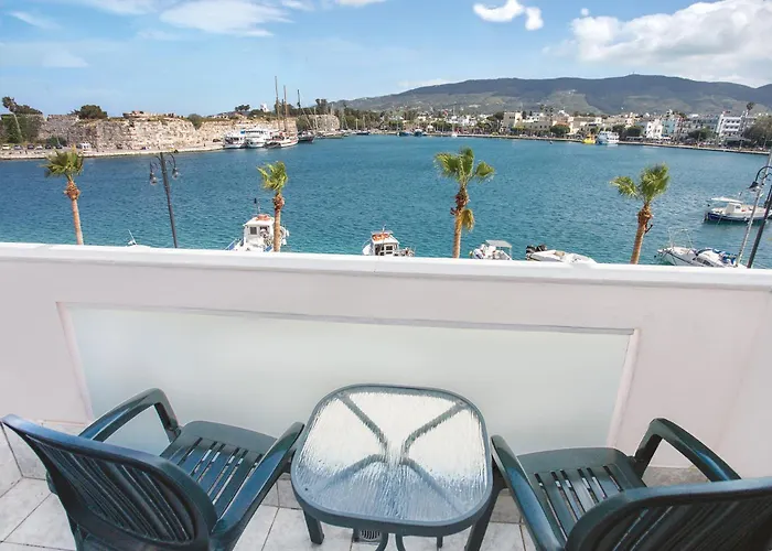 Kosta Palace מלון 4*