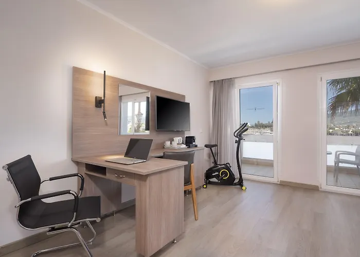 מלון Kosta Palace 4*