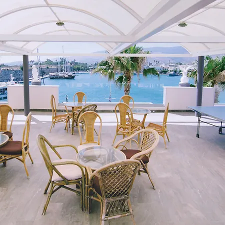 Kosta Palace מלון 4*